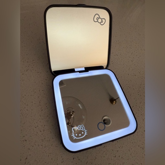 Hello Kitty Compact Mirror with Magnification - Picture 2 of 6